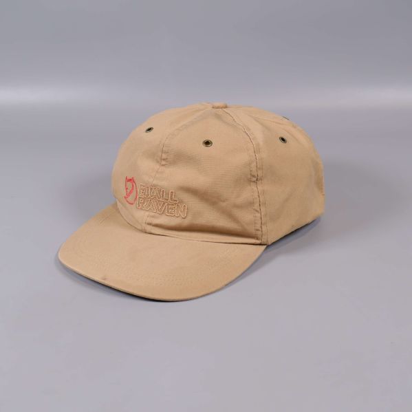 Beige keps med broderad logotyp från sidan
