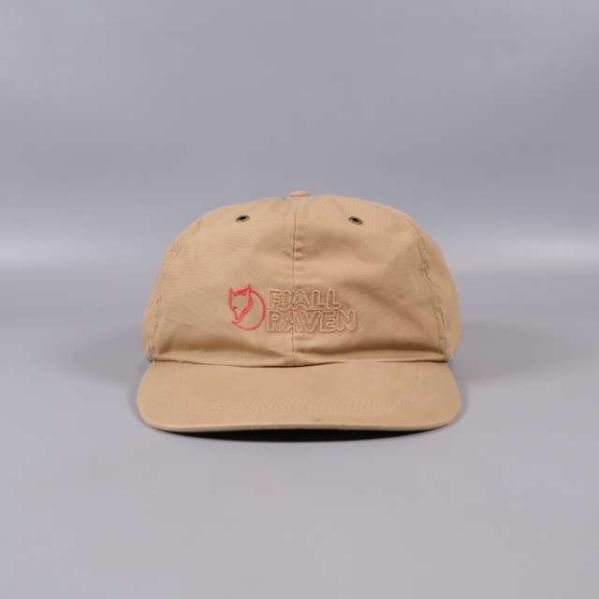 Kepsen framifrån med röd Fjällräven-logotyp