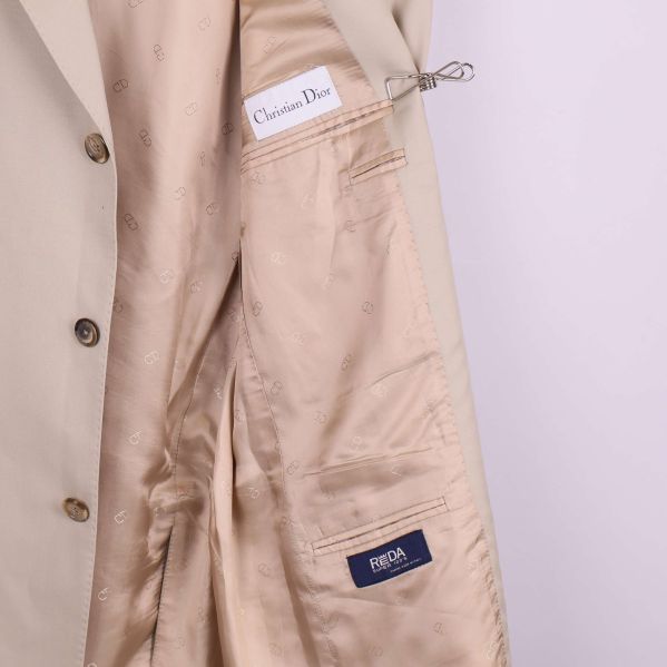 Insida på beige kavaj med foder och Christian Dior-etikett