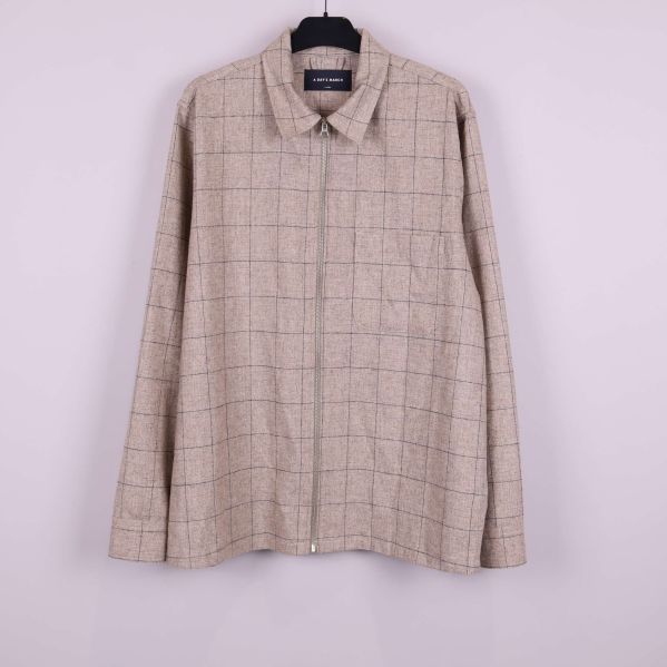 Beige jacka med rutmönster och dragkedja framtill