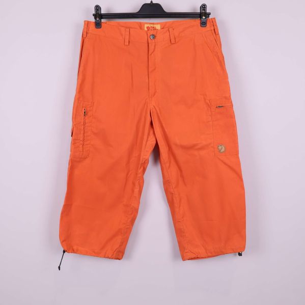 Baksidan av orange capribyxa med fickor och justerbara benslut