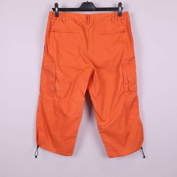 Närbild på FJÄLL RÄVEN logotyp och etikett i byxan