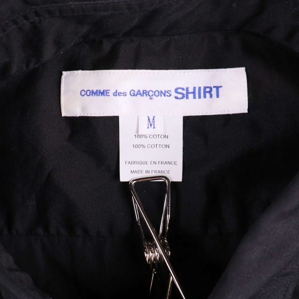 Närbild på etikett Comme des Garçons Shirt