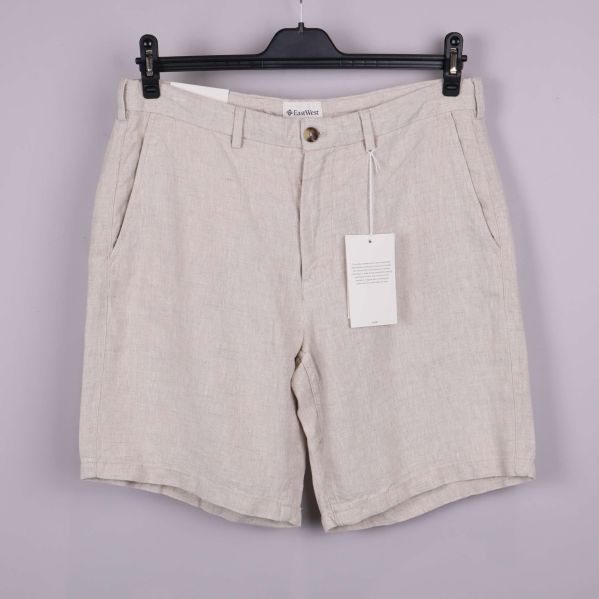 Beiga linne shorts på galge framifrån