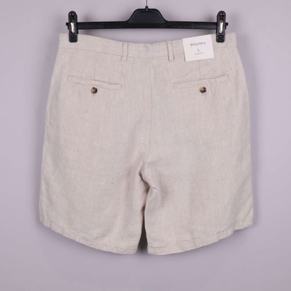 Beiga linne shorts på galge bakifrån
