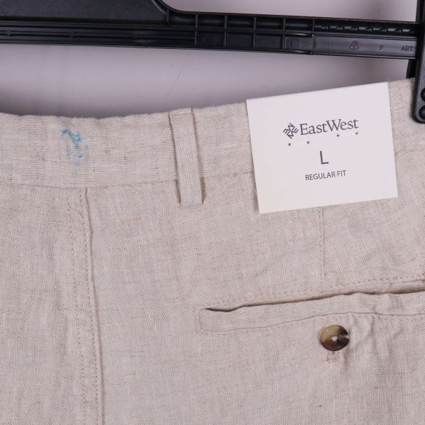 Närbild på märkning och ficka bak på shorts