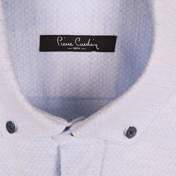 Närbild på Pierre Cardin-logga i nacken och mönstrad krage