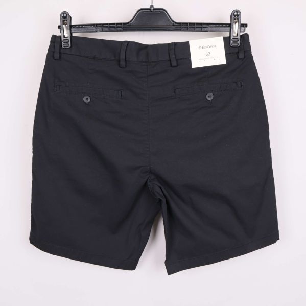 Svarta chinosshorts bakifrån med fickor
