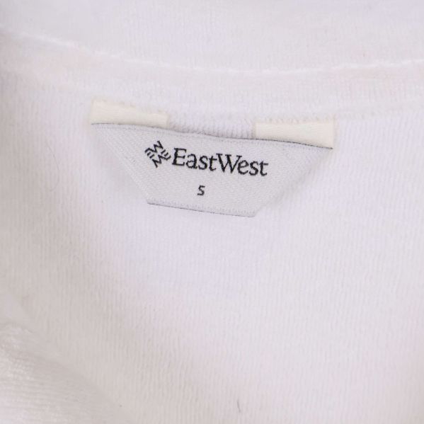 Närbild på EastWest-logga i nacken och storlekslapp S