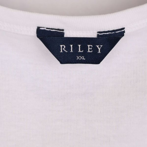 Närbild på etikett inuti linnet med märket Riley och storlek XXL