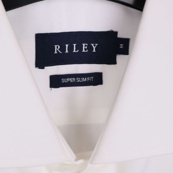 Närbild på krage med RILEY-etikett och storlek M