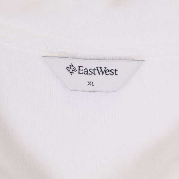 Närbild på EastWest-etikett med storlek XL