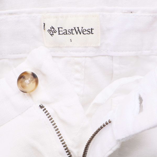 Närbild av varumärkesetikett för EastWest och stängning