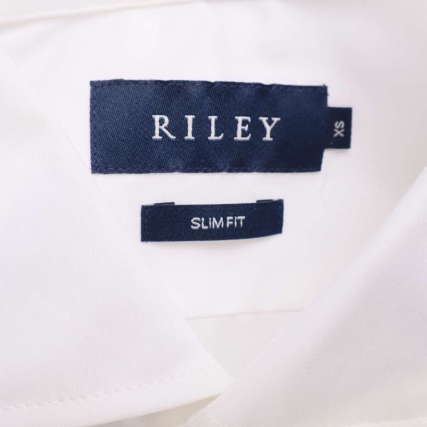 Närbild på Riley-märkeslapp och slim fit-etikett i krage