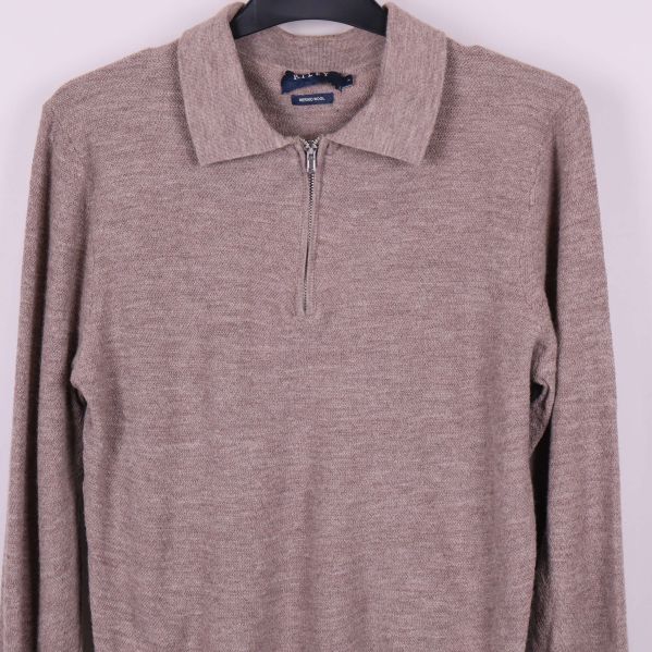 Framsidan av beige tröja med dragkedja