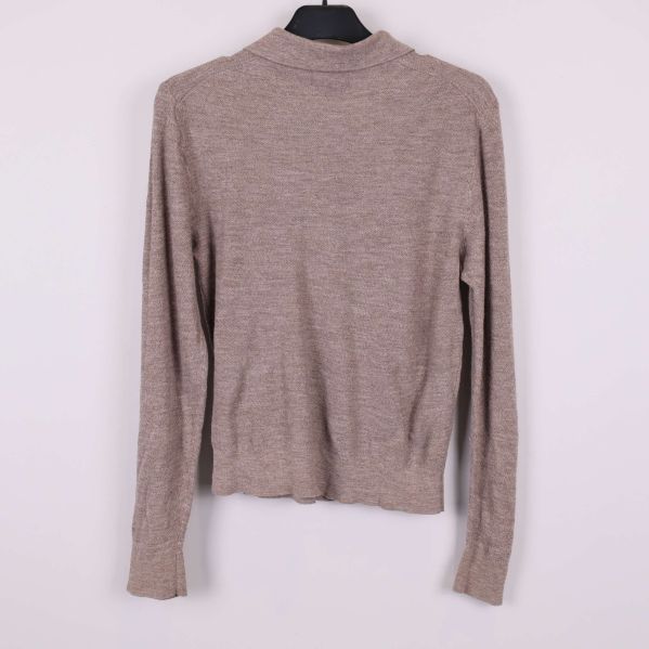 Baksidan av beige långärmad tröja
