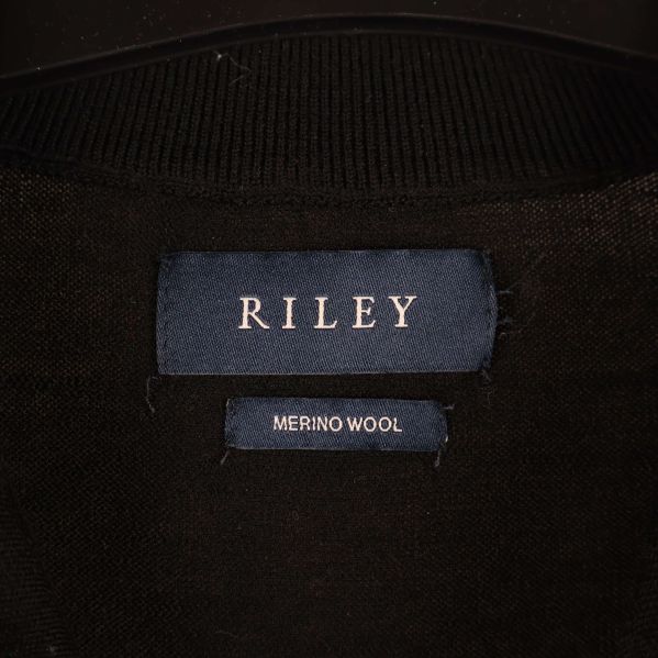 Närbild på etikett med texten Riley och Merino Wool