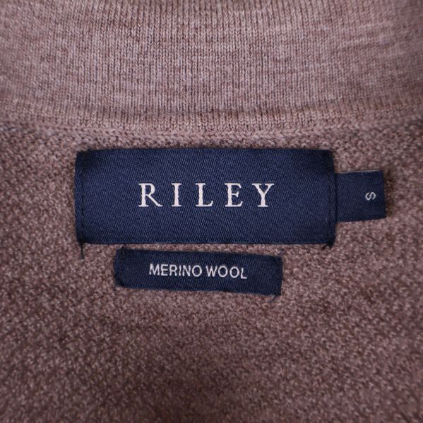 Närbild på RILEY-etikett och materialinformation merinoull