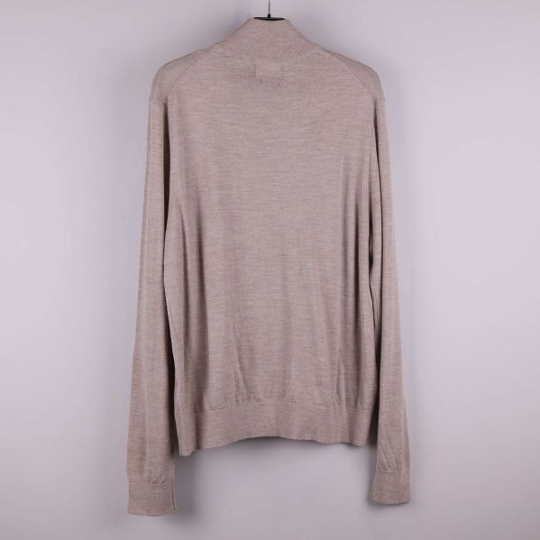 Baksida av beige långärmad tröja med slät yta