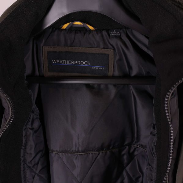 Närbild på jackans insida och Weatherproof logotyp