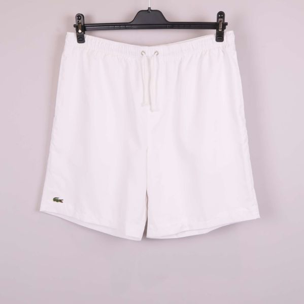 Vita sportshorts på galge visade framifrån