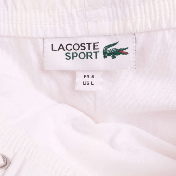 Närbild av Lacoste Sport-märkesetikett och storlek FR 5