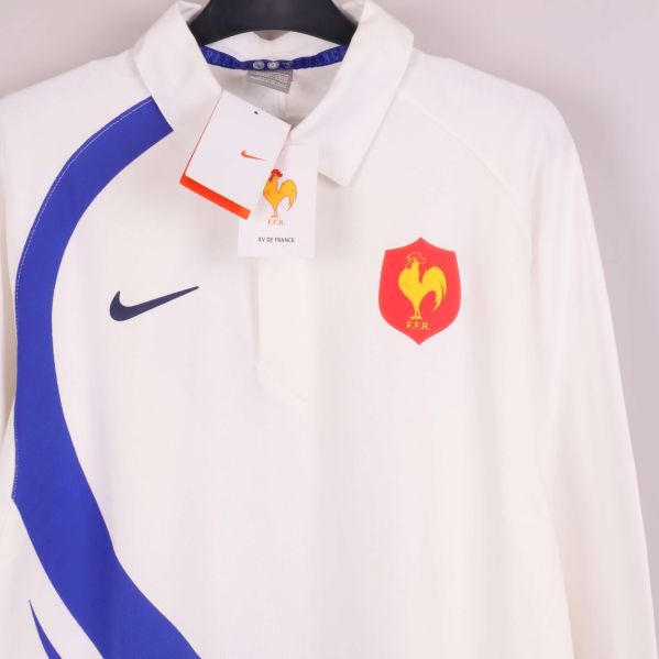 Närbild på kragen och emblem på tröjan
