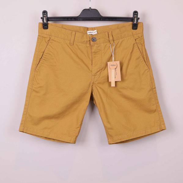 Framsida av gula chinoshorts med sidfickor och hällor