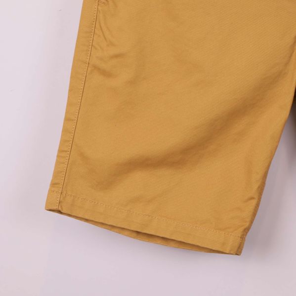 Närbild på benavslut och söm på chinoshorts