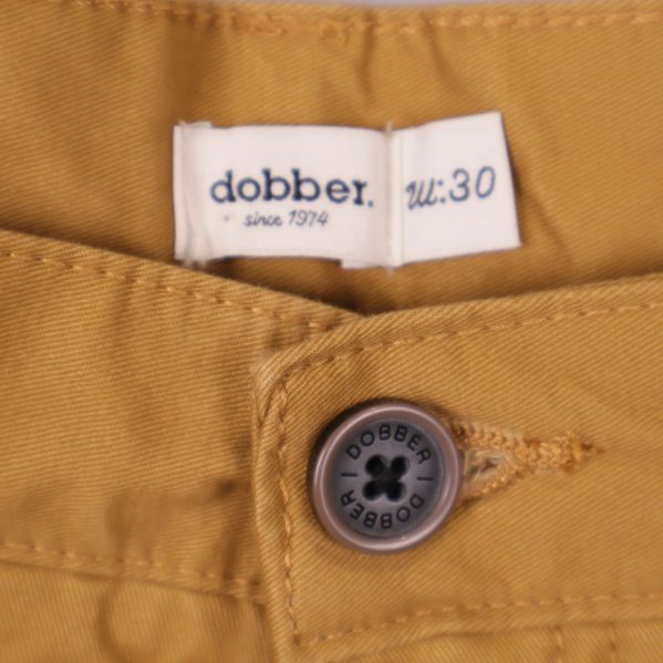 Närbild på dobber logotyp och storlek W30 på linningen