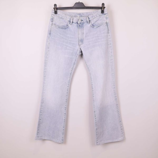 Framsida av raka ljusblå jeans på galge