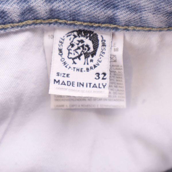 Storleksetikett inuti jeans med texten Diesel och storlek 32