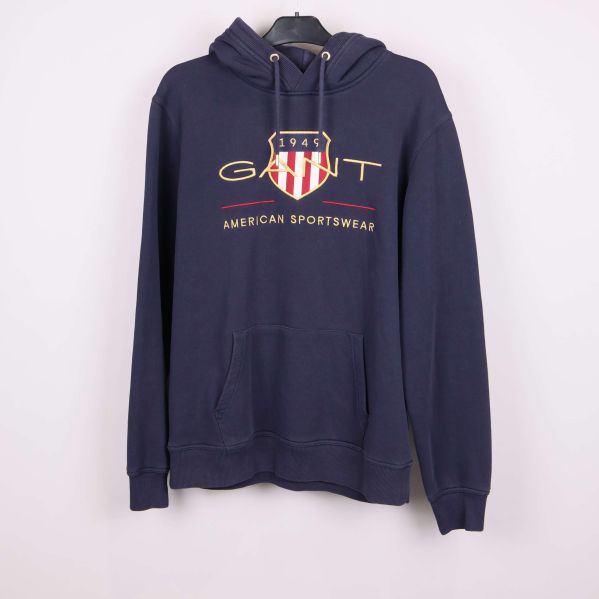 Mörkblå hoodie med logotyp och känguruficka framtill