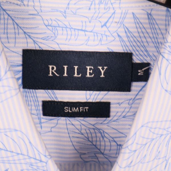 Riley-logotyp och slim fit etikett vid kragen