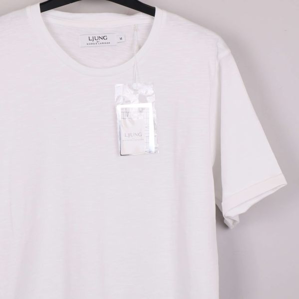 Närbild på t-shirtens överdel och ärm