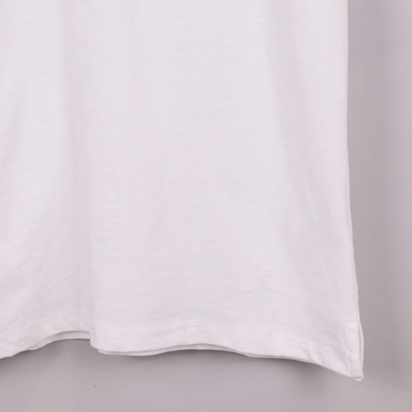 Nederkant av vit t-shirt med rak fåll