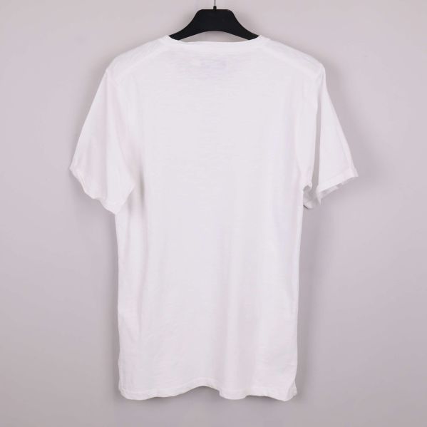 Baksidan av vit t-shirt visas hängande