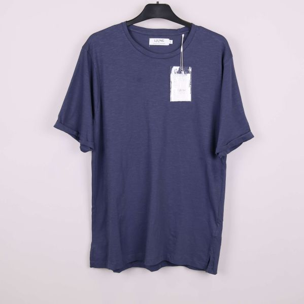 Blå T-shirt på galge framifrån med etikett
