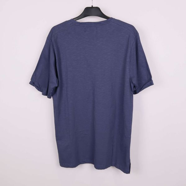 Blå T-shirt på galge bakifrån