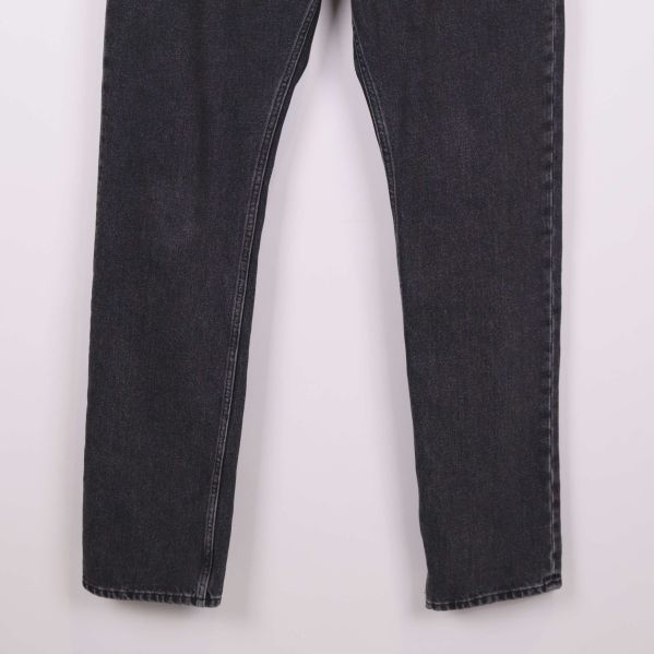 Närbild på byxbenen nedtill i svart denim
