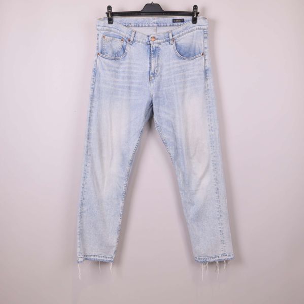 Hela jeansen i ljusblå denim syns framifrån