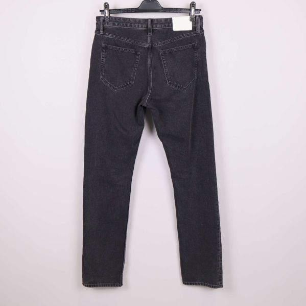 Baksida av svarta jeans med klassiska bakfickor