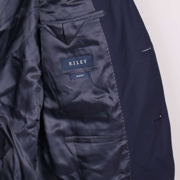 Foder och innerficka med Riley-märke inuti kavajen
