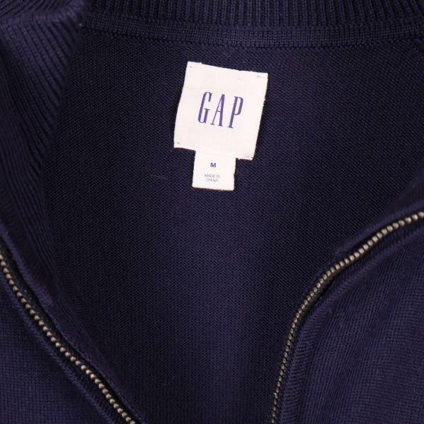 Närbild på GAP-logotyp på insidan av kragen