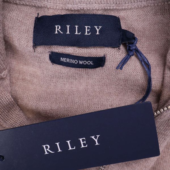 Närbild på RILEY logotyp och etikett Merino Wool