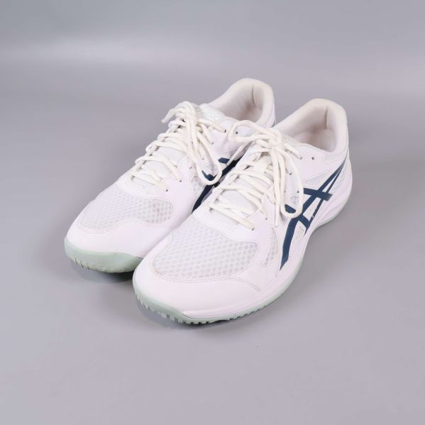Par vita sneakers med blå logga och snörning