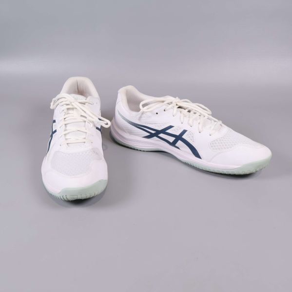 Vita sneakers stående sida vid sida i studio