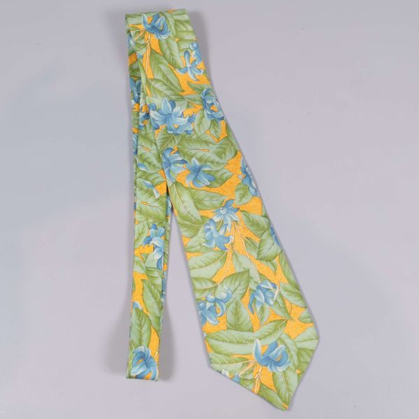 Slips upplagd och visar hela det blommiga tyget