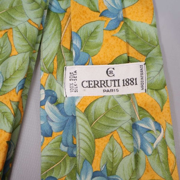 Närbild på Cerruti 1881 Paris tygmärke