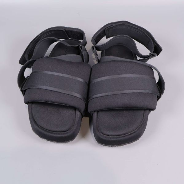 Sandaler framifrån med dubbla remmar